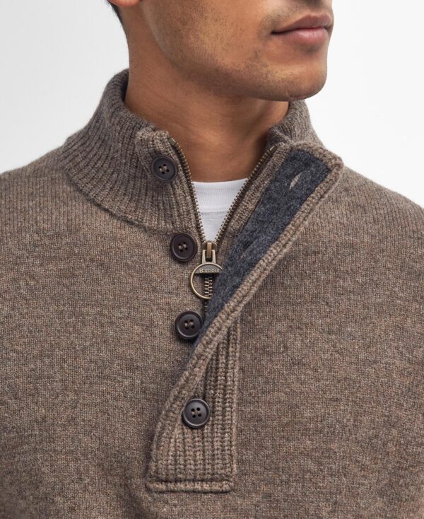 Barbour Ess Patch Half Zip Dark Stone - Bild 4